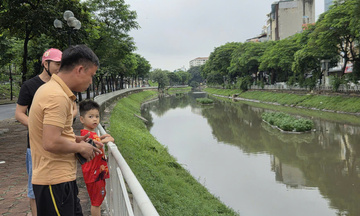 Chùm ảnh: Người dân Hà Nội trải nghiệm câu cá bên bờ sông Tô Lịch