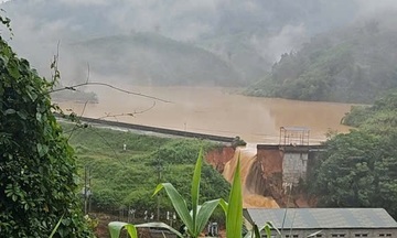 Đoàn công tác Bộ Công Thương có mặt tại hiện trường vỡ đập Bắc Khê 1