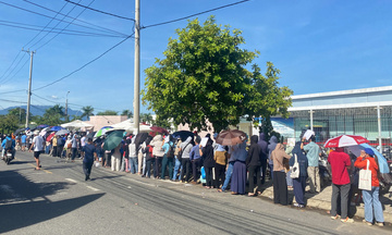 Đà Nẵng: Đội nắng, xếp hàng dài nộp hồ sơ mua nhà ở xã hội