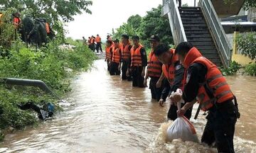 Bộ Nông nghiệp và Môi trường chỉ đạo khẩn chống tràn đê Hà Châu