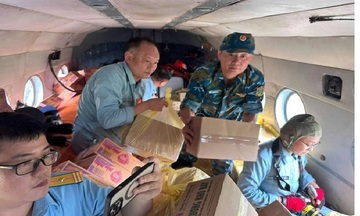 Bộ Quốc phòng điều trực thăng chở hàng cứu trợ tới người dân vùng lũ 