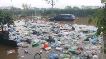 Cư dân Ecohome vẫn khốn khổ giữa biển nước và rác thải dù mưa đã tạnh