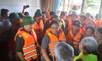 Thủ tướng thăm hỏi người dân, chỉ đạo khắc phục hậu quả mưa lũ tại Thái Nguyên