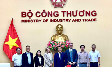 Thứ trưởng Nguyễn Hoàng Long làm việc với Đại sứ Vương quốc Anh tại Việt Nam
