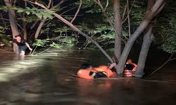 Hà Nội kịp thời cứu người gặp nạn khi đi giúp dân vùng lũ