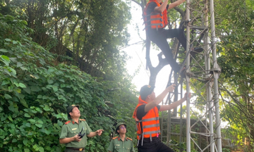 Lực lượng Công an nối lại 'mạch máu' thông tin giữa tâm lũ Thái Nguyên