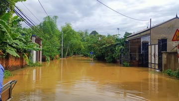 Hàng chục nghìn người dân ở Hà Nội bị cô lập do nước sông Cầu dâng cao