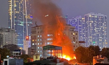 Hà Nội: Đang cháy lớn tại khu dân cư ở đường Đê La Thành
