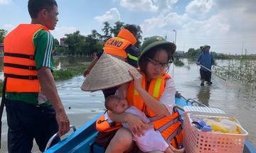 Công an Hà Nội nỗ lực hỗ trợ người dân vùng lũ ngập sâu xã Trung Giã