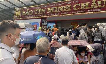 Bắt buộc thanh toán chuyển khoản, người dân vẫn đội nắng ‘săn’ vàng