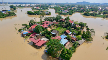 Hà Nội: Trung Giã, Đa Phúc ngập sâu, dân chế thuyền đi lại