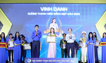 Hòa Minzy, Trưởng bản cứu 90 người được tuyên dương 'Thanh niên sống đẹp'