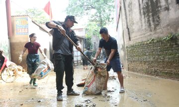 Chùm ảnh: Công an Hà Nội giúp dân dọn dẹp bùn đất sau khi nước rút
