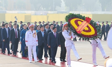 Đoàn đại biểu dự Đại hội Đảng bộ Chính phủ vào Lăng viếng Chủ tịch Hồ Chí Minh