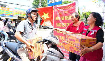 Người dân Đà Nẵng, Quảng Ngãi hướng về đồng bào nơi bão lũ