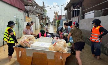 Vượt lũ về Bắc Ninh: Những chuyến thuyền nghĩa tình mang hơi ấm sẻ chia 