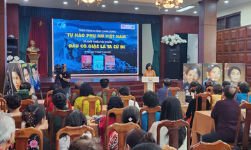 Trao tặng bảo tàng di ảnh những người phụ nữ Việt Nam làm nên lịch sử