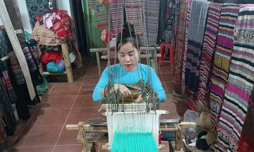 Thanh Hóa: Khi nghề dệt thổ cẩm “liên minh” với chương trình OCOP