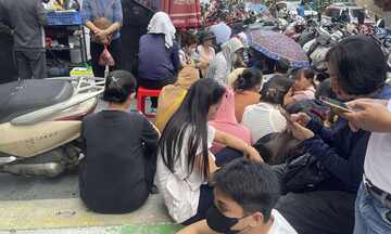 Giá vàng ‘quay đầu’ giảm, người dân xếp hàng chờ mua