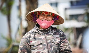 Hình ảnh về những 'bông hồng' mưu sinh trong ngày Phụ nữ Việt Nam