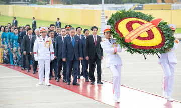 Lãnh đạo Đảng, Nhà nước vào Lăng viếng Chủ tịch Hồ Chí Minh trước Kỳ họp thứ 10