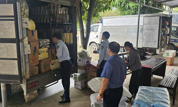 Phú Thọ: Khám 2 xe ô tô, tạm giữ 966 sản phẩm không rõ nguồn gốc 