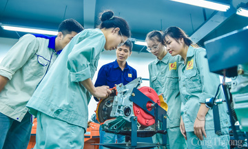 Những bông hồng tay cầm cờ lê, dầu mỡ... 'bắt bệnh' động cơ hiện đại