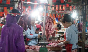 Đà Nẵng: Người dân đội mưa đi chợ từ sớm mua thực phẩm dự trữ, ứng phó trước bão