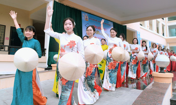 Trình diễn áo dài, tôn vinh nữ cán bộ, chiến sĩ Hải quân 