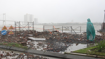 Đà Nẵng: Vỉa hè đường Như Nguyệt bị 'xé toạc' do bão số 12