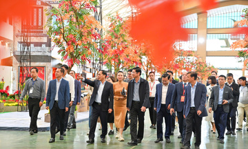 Chùm ảnh: Phó Thủ tướng Bùi Thanh Sơn kiểm tra Hội chợ Mùa Thu 2025