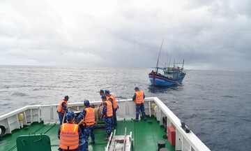 Bộ Tư lệnh Vùng Cảnh sát biển 2 kịp thời cứu tàu cá bị nạn trên biển