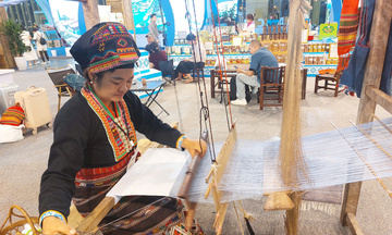 Thổ cẩm Pa Thơm mang sắc màu vùng cao đến Hội chợ Mùa Thu