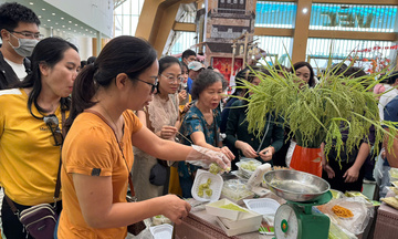 Người dân hào hứng trải nghiệm tại các gian hàng 'Tinh hoa Thu Hà Nội' 