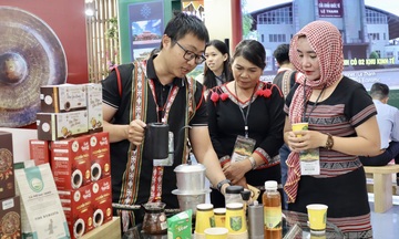 Khách hàng thích thú trải nghiệm mua sắm tại Hội chợ Mùa Thu