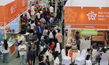 Chùm ảnh: Không khí sôi động ngày đầu Hội chợ Mùa Thu lần thứ nhất - 2025