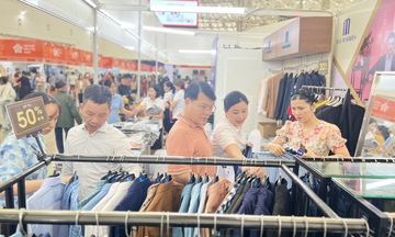 Hàng may mặc Việt hút khách tại Hội chợ Mùa Thu