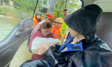 Công an thành phố Huế tập trung toàn lực lượng hỗ trợ ứng phó mưa lũ