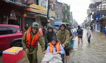Kịp thời đưa 29 bệnh nhân ra khỏi vùng lũ