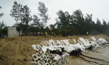 Chùm ảnh: Cận cảnh sạt lở bờ biển Hội An do mưa lớn