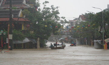 Đà Nẵng: Nước sông Hoài dâng ngập đường, người dân chạy lụt