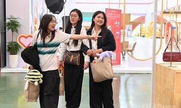 Gần 180 triệu đồng ủng hộ vùng lũ được quyên góp tại Hội chợ Mùa Thu 