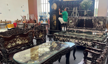 Bộ bàn ghế khảm xà cừ 650 triệu đồng gây chú ý tại Hội chợ Mùa Thu 