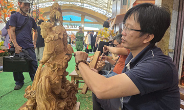 Gặp gỡ người nghệ nhân 'thổi hồn' vào những khúc củi vô tri tại Hội chợ Mùa Thu