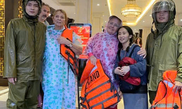 Thành phố Huế: Kịp thời hỗ trợ thực phẩm cho du khách bị lũ cô lập