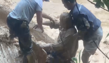 Clip giây phút sinh tử: Cứu người dân bị trôi xuống bùn trong mưa lũ