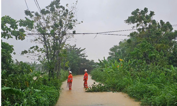 Nỗ lực khôi phục điện tại miền Trung sau mưa lũ