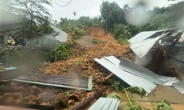 Đà Nẵng: Sau tiếng nổ lớn, ngọn đồi đổ sập vùi lấp hoàn toàn 2 ngôi nhà