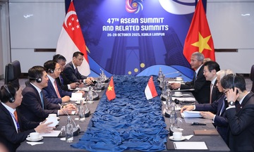 Thủ tướng đề nghị Singapore hỗ trợ phát triển công nghiệp bán dẫn