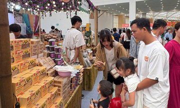 Gian hàng Bộ Nông nghiệp và Môi trường hút khách tại Hội chợ Mùa Thu